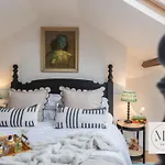 Menagerie House Luxury City Cottage, Walk Score 98