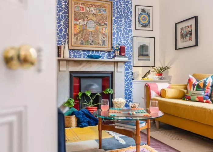 Menagerie House Luxury City Cottage, Walk Score 98