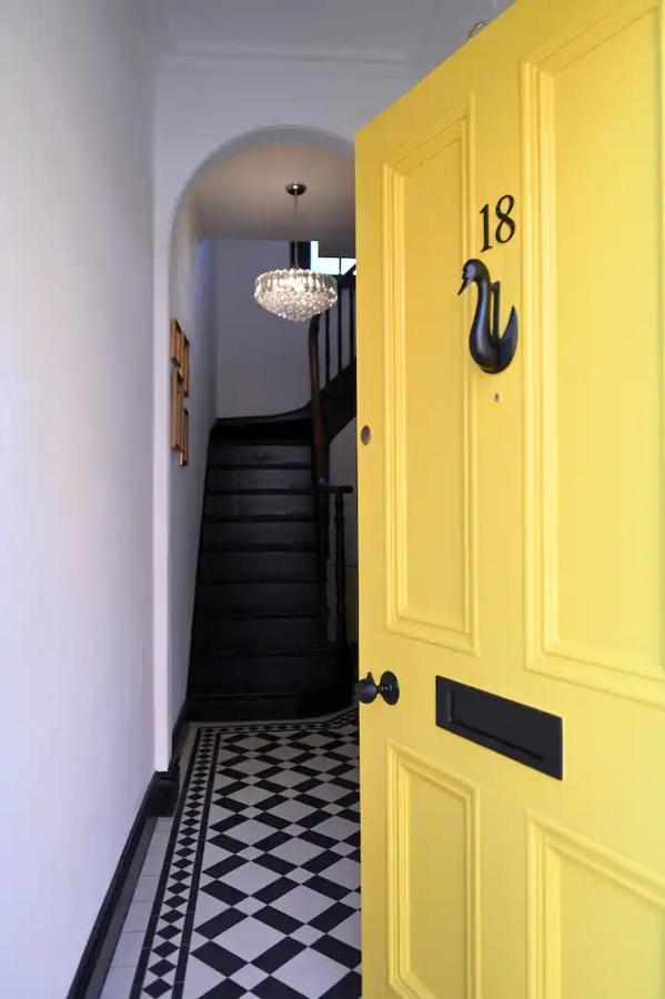 Menagerie House Luxury Cottage, Walk Score 98 *