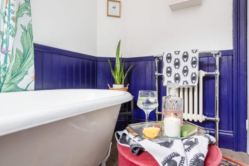 Menagerie House Luxury Cottage, Walk Score 98 Holiday home