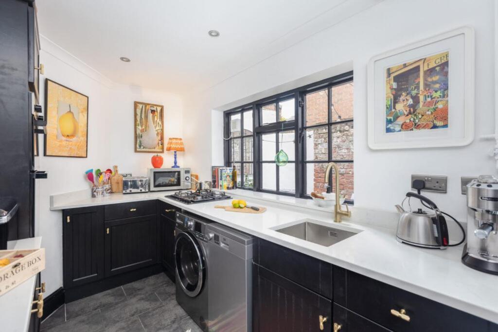 Menagerie House Luxury Cottage, Walk Score 98 * York