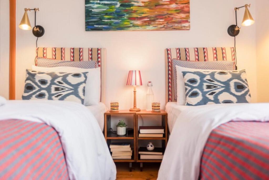 Menagerie House Luxury Cottage, Walk Score 98 Holiday home