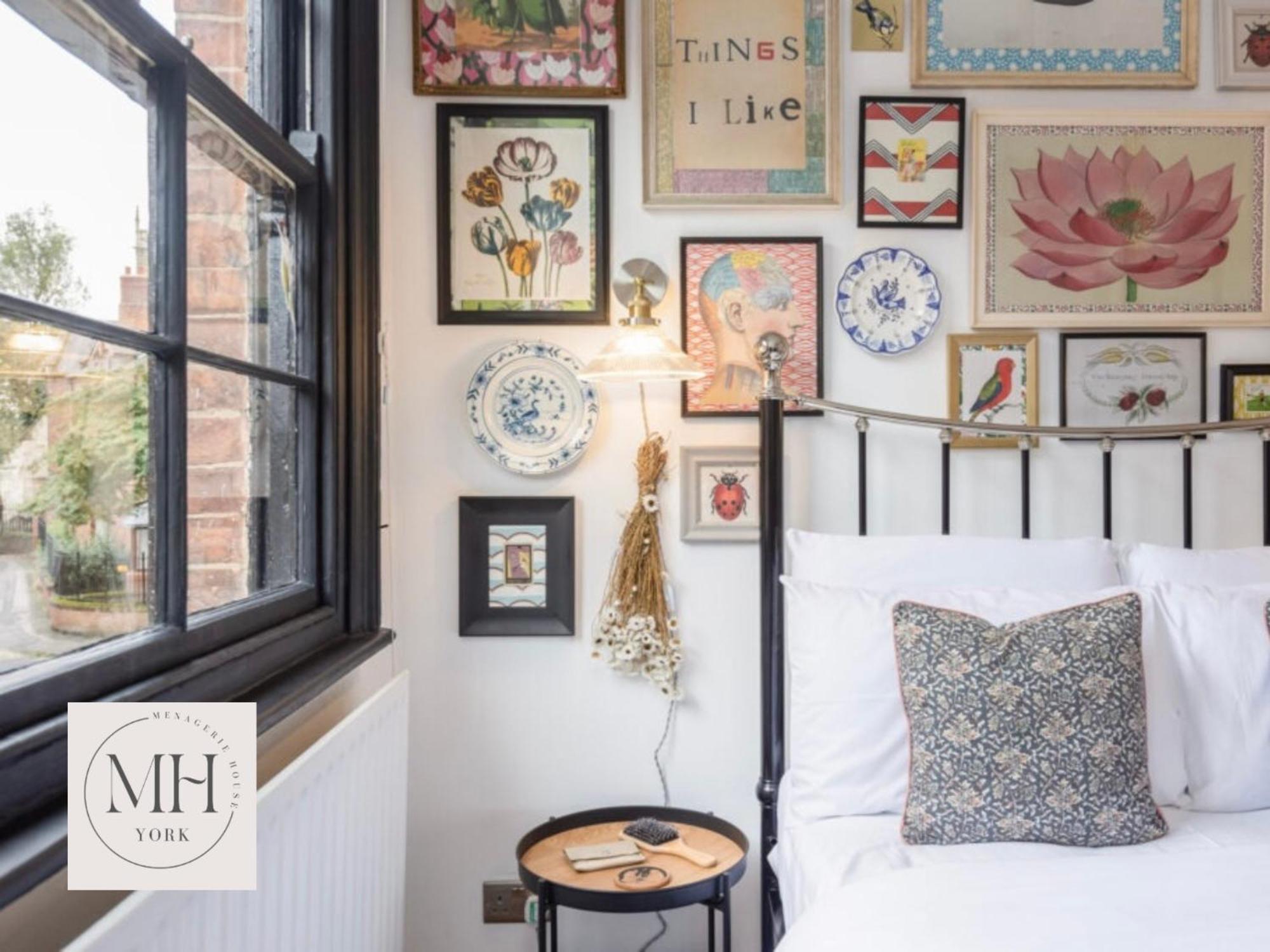 Menagerie House Luxury Cottage, Walk Score 98 *