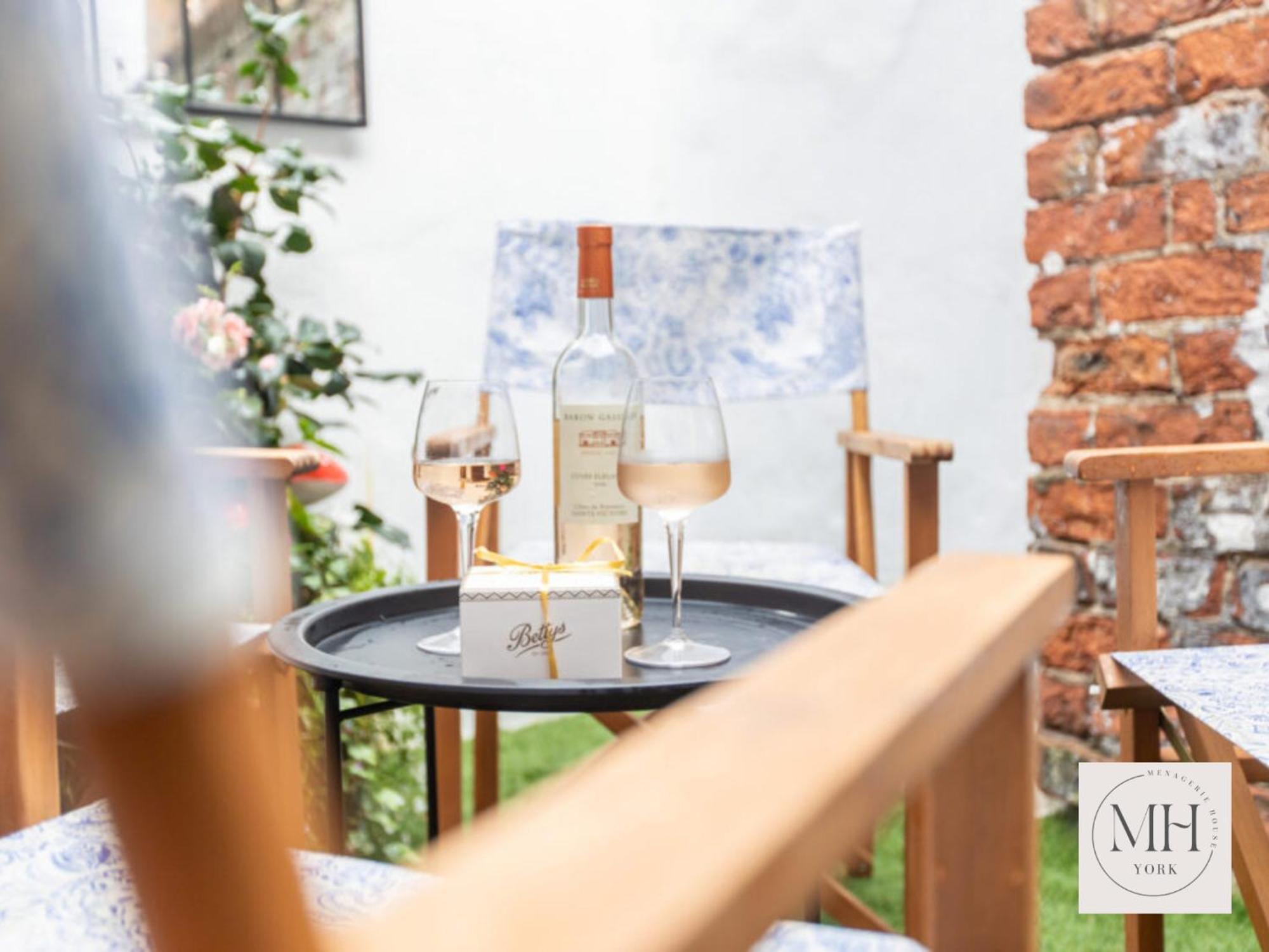 Menagerie House Luxury Cottage, Walk Score 98 * York