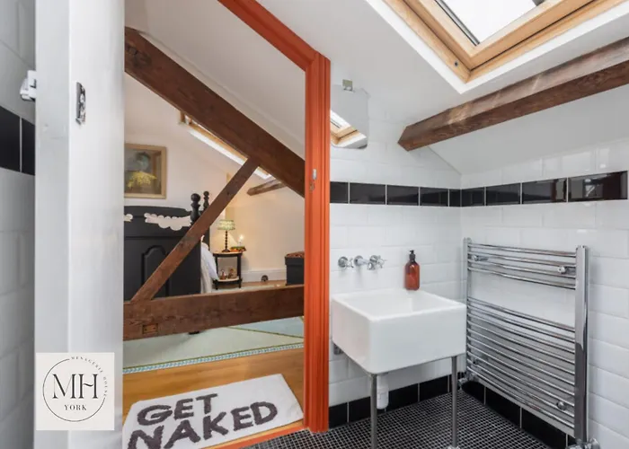 Menagerie House Luxury City Cottage, Walk Score 98